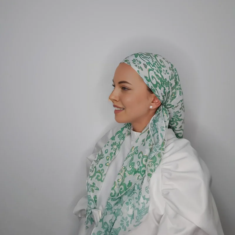 ⁦שיפון לבן הדפס ירוק פרחים כתמי זהב⁩ – תמונה ⁦3⁩