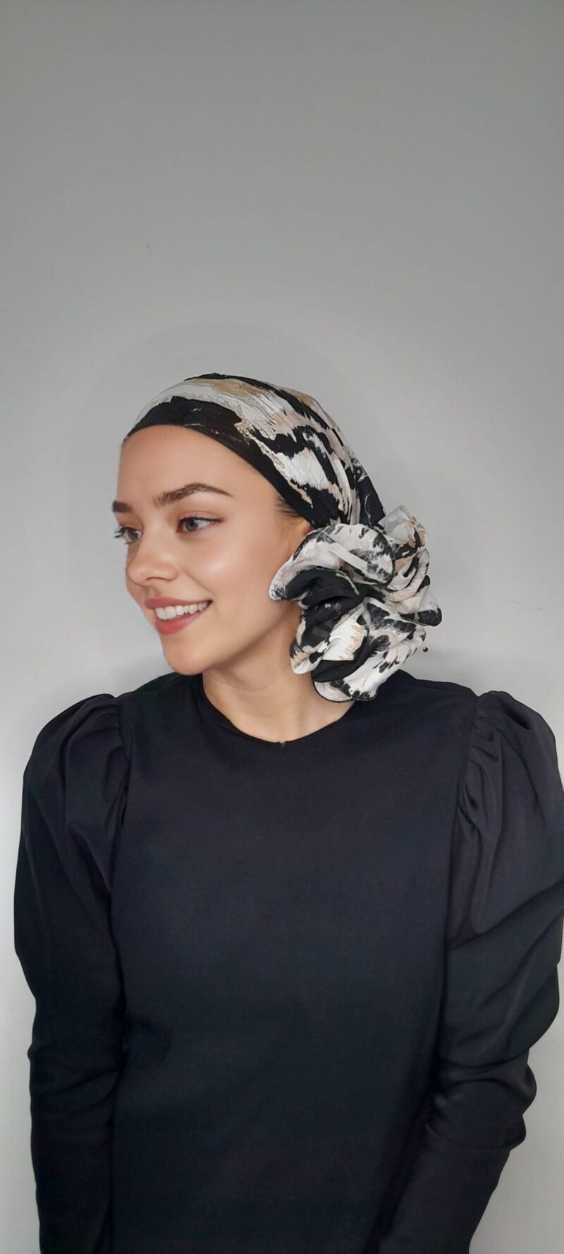 שיפון הדפס שחור לבן וכאמל