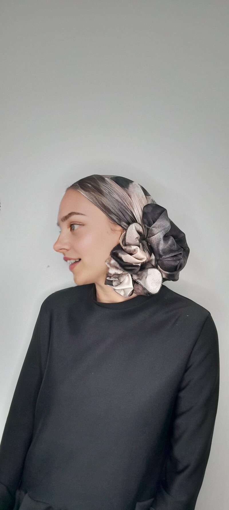 ⁦סאטן הדפס תאי דאי שחור ורוד⁩ – תמונה ⁦3⁩