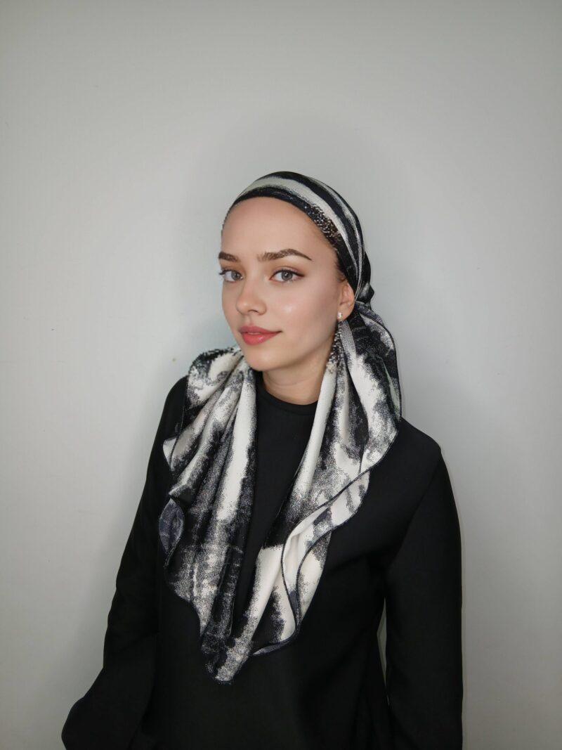 ⁦קרפ סאטן הדפס פסים שחור ולבן⁩ – תמונה ⁦7⁩