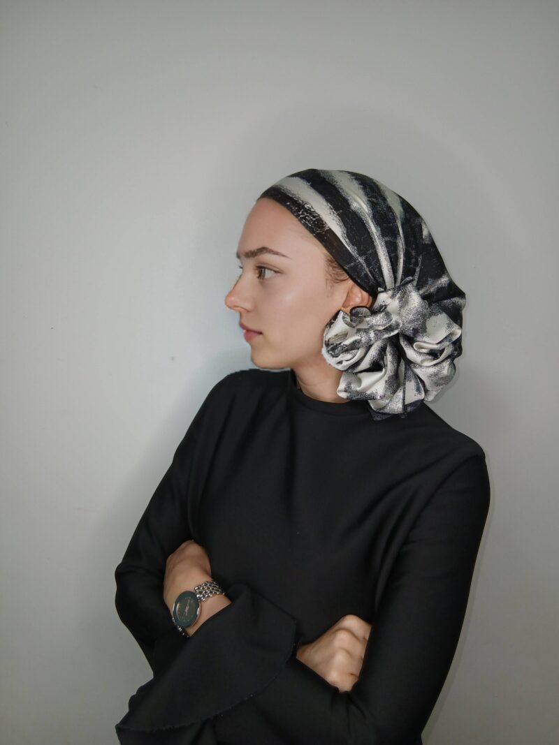 ⁦קרפ סאטן הדפס פסים שחור ולבן⁩ – תמונה ⁦2⁩