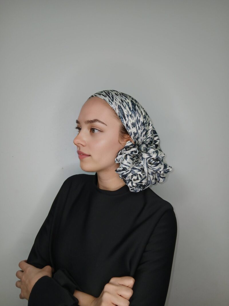 ⁦קרפ סאטן הדפס לבן וטורקיז⁩ – תמונה ⁦3⁩