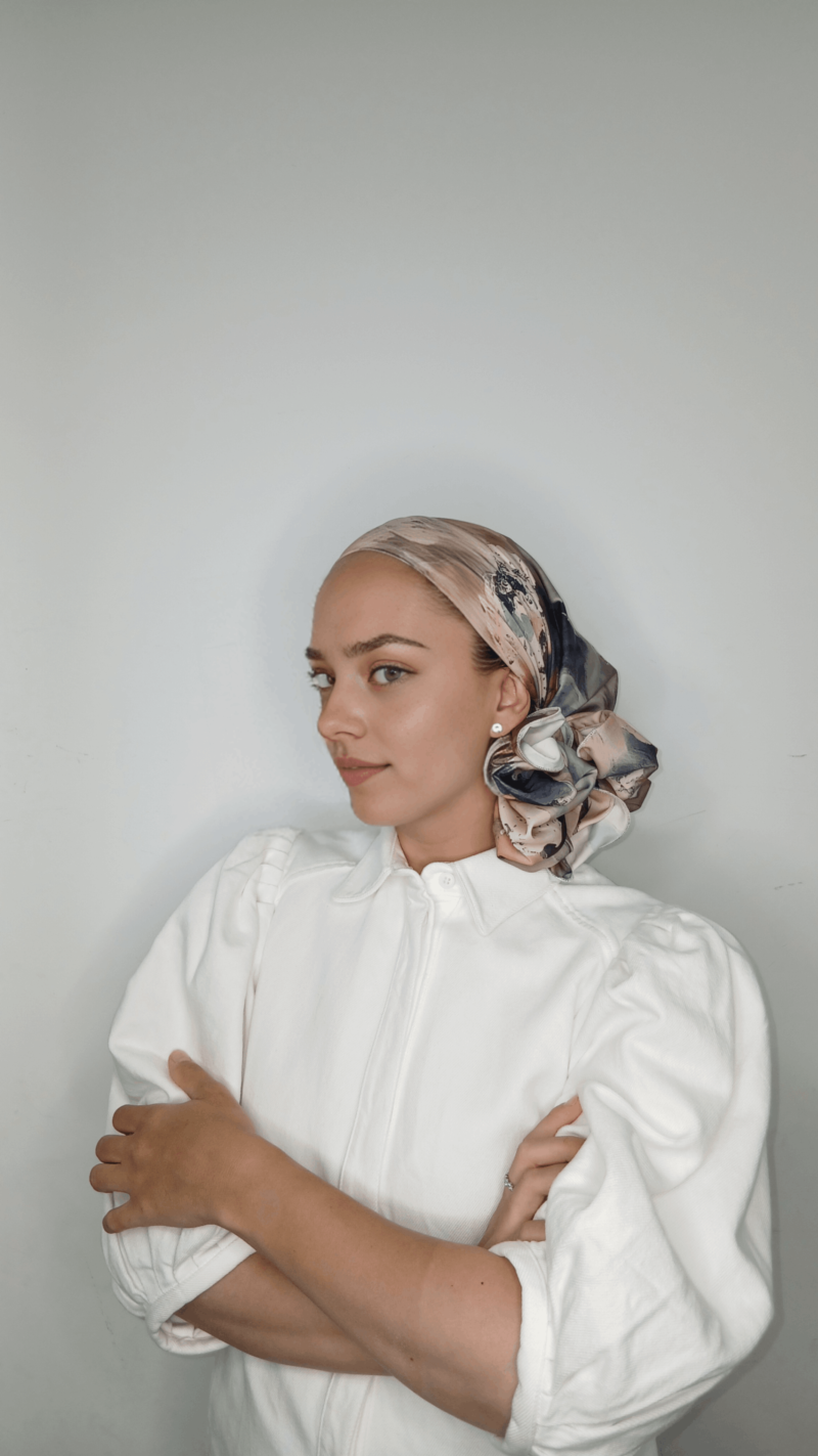 ⁦קרפ סאטן הדפס אפור כחול ואפרסק⁩ – תמונה ⁦2⁩